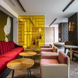 4* Hotel Nude - Color Vision